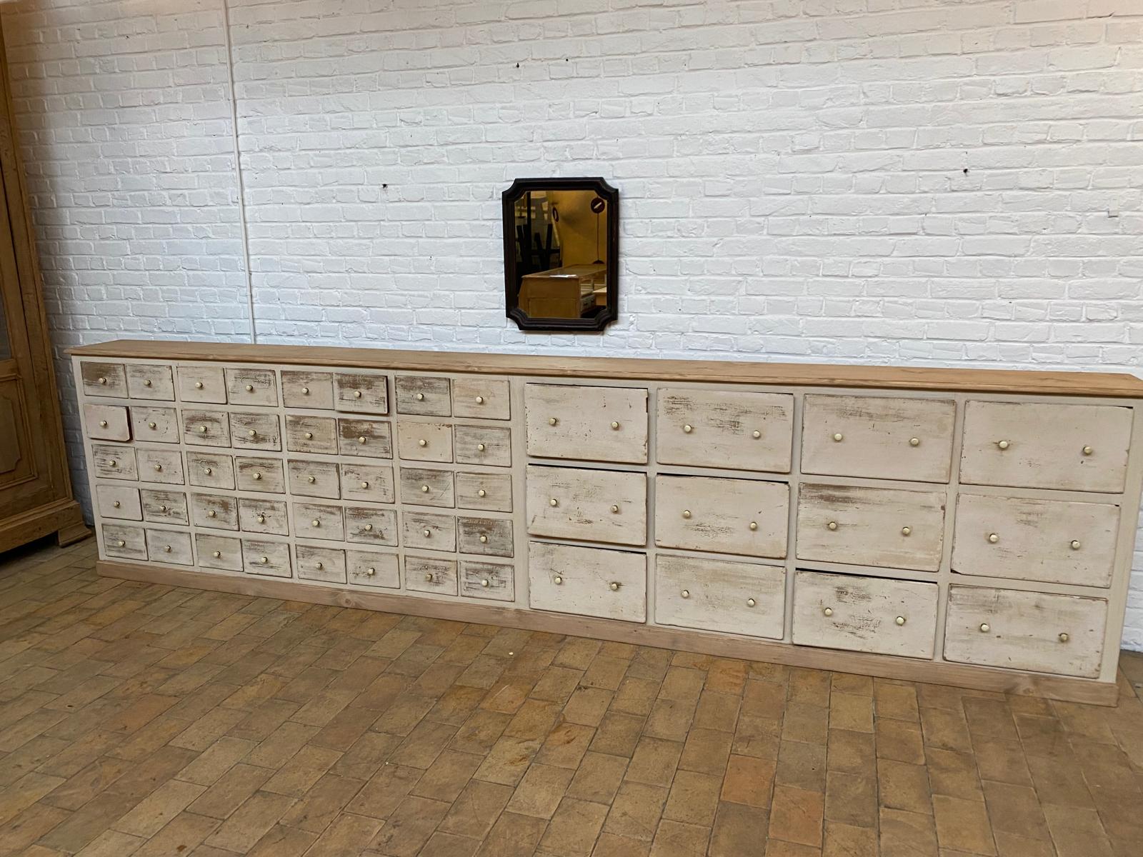 Woontheater Antwerpen Kloosterstraat interieur ladekast lage kast met schuifjes oud rustiek authentiek uniek stuk patine verweerd