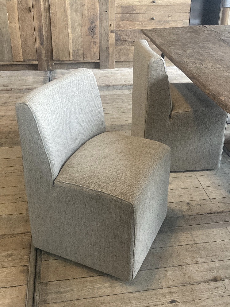 Woontheater interieur meubels België Antwerpen Blaasveld eetkamerstoel stoel op wielen stof Jerry Gommaire binnen indoor groen grijs dining chair