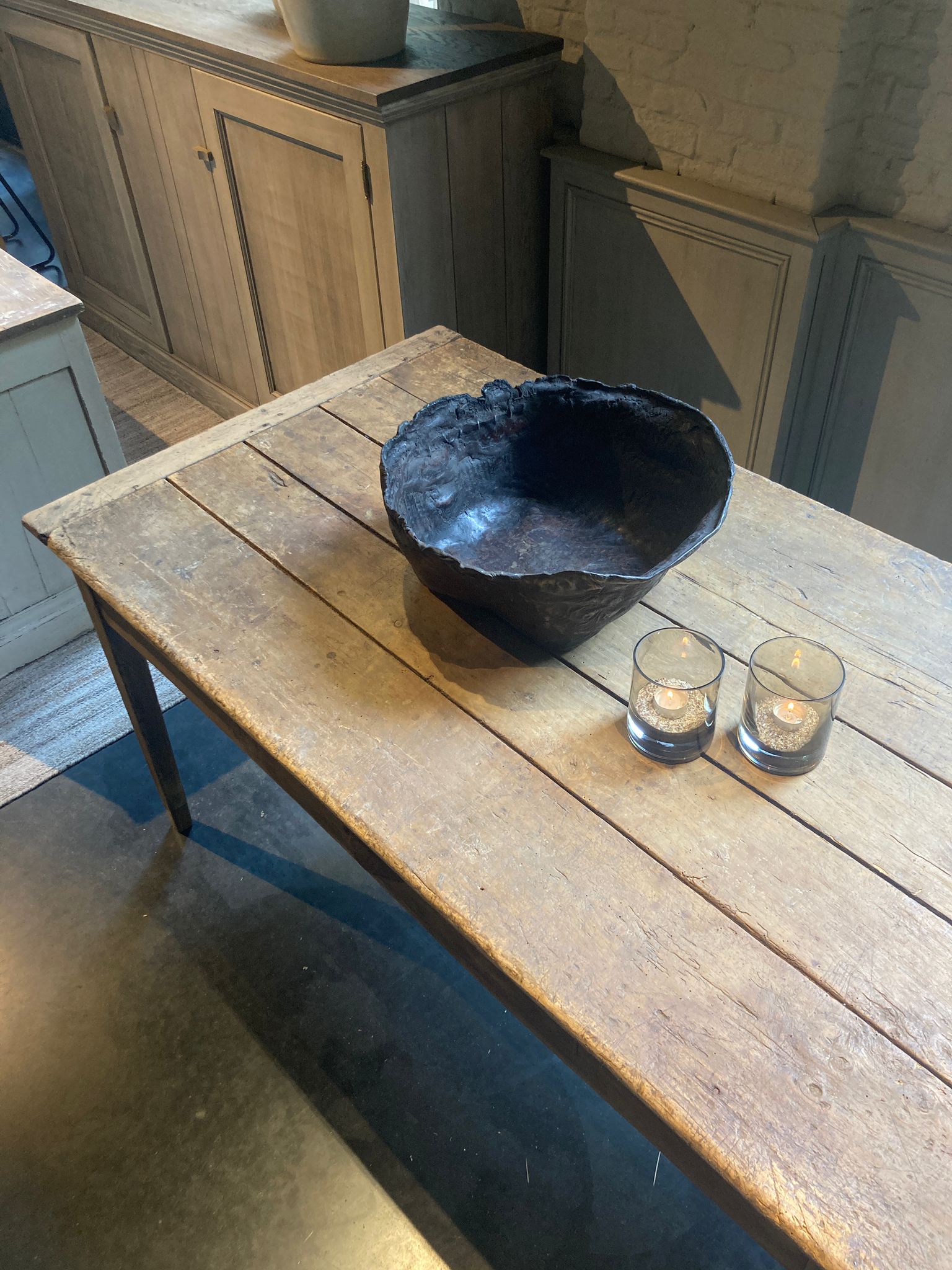 Woontheater Antwerpen Kloosterstraat Interieur meubels oude tafel hout verweerd rustiek authentiek robuust eettafel keuken eetkamer
