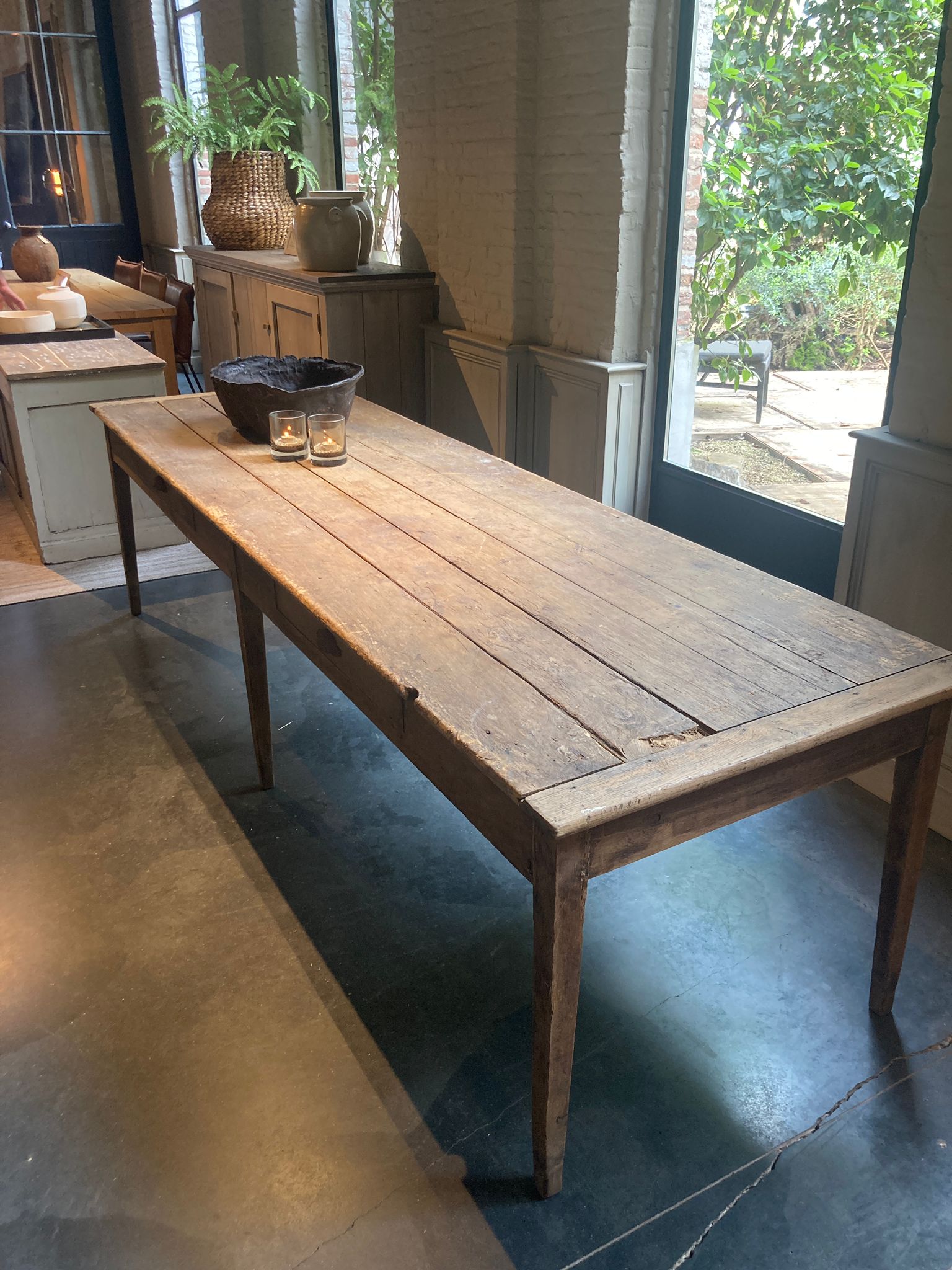 Woontheater Antwerpen Kloosterstraat Interieur meubels oude tafel hout verweerd rustiek authentiek robuust eettafel keuken eetkamer