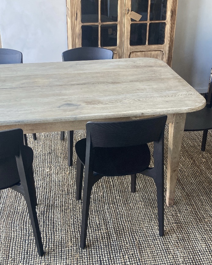 Woontheater Interieur Antwerpen Kloosterstraat Blaasveld authentieke decoratie oude tafel grijs licht hout ronde hoeken eettafel